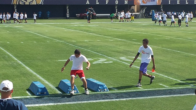 我懂用户晒视频：疑似泰山球迷看亚冠试图进入国安看台未果